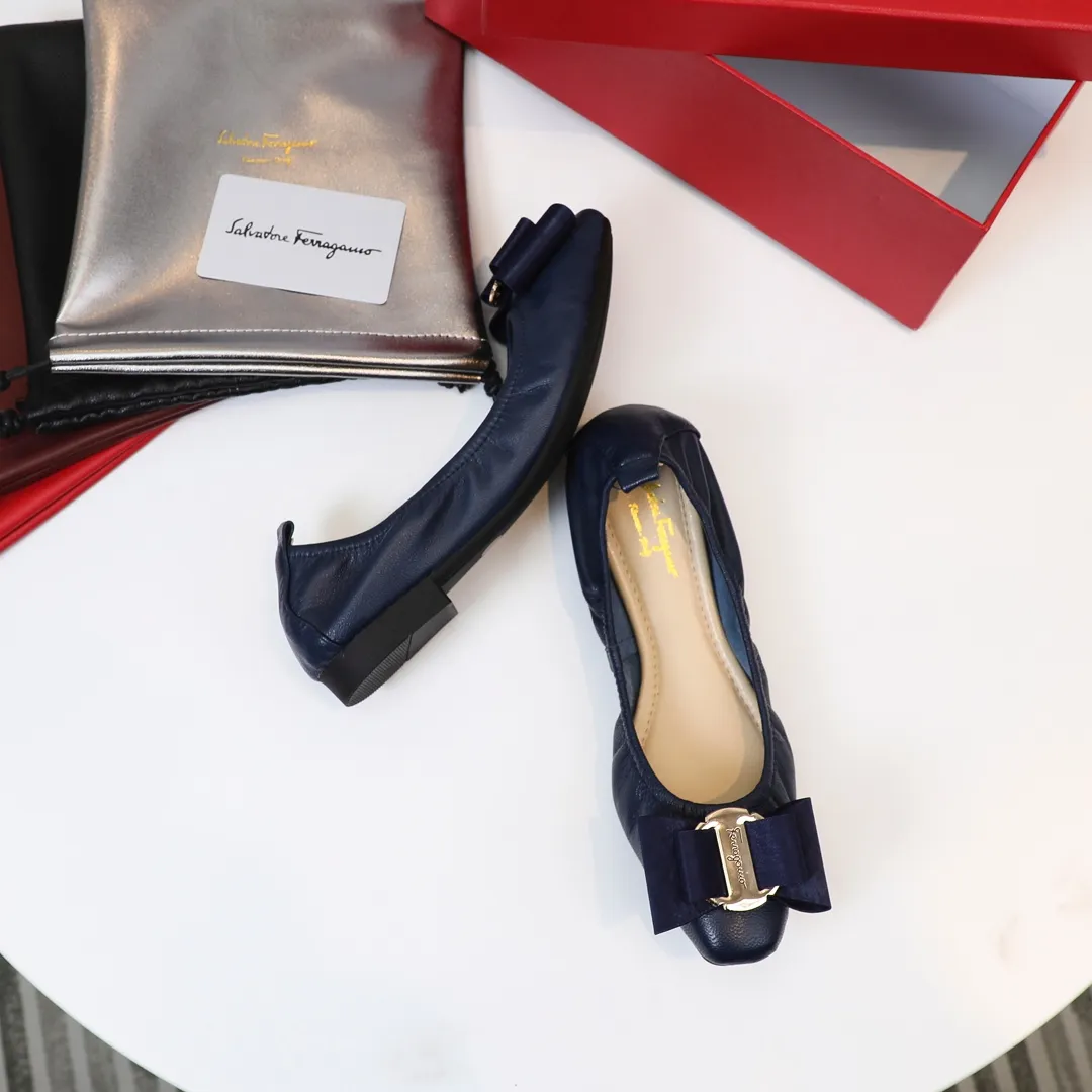 👟👟Ex-factory price 360👟👟 Early spring new style Salvatore Ferragamo hot style small square toe egg roll shoes [wit] 5mm high elastic latex, so soft you want to cry❗️The toe is equipped with Ferragamo's signature hardware butterfly🦋 buckle. Newly opened mold and upgraded outsole, 1cm heel is comfortable and not tiring. Upper: mixed sheepskin Inner pads: light goatskin (non-fading) Color: black, white, gun, red, burgundy, blue, pink Code number: 34-41